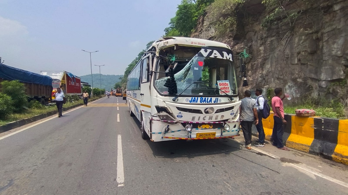 ब्रेकफेल होने पर ट्रेलर ने 1 बस 6 कार और 3 बाइक को मारी टक्कर, दर्जनों यात्री घायल