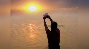 Ravivar Ke Upay: रविवार सुबह 5 मिनट करें ये आसान उपाय, सूर्यदेव की कृपा से मिलेगी सुख-समृद्धि