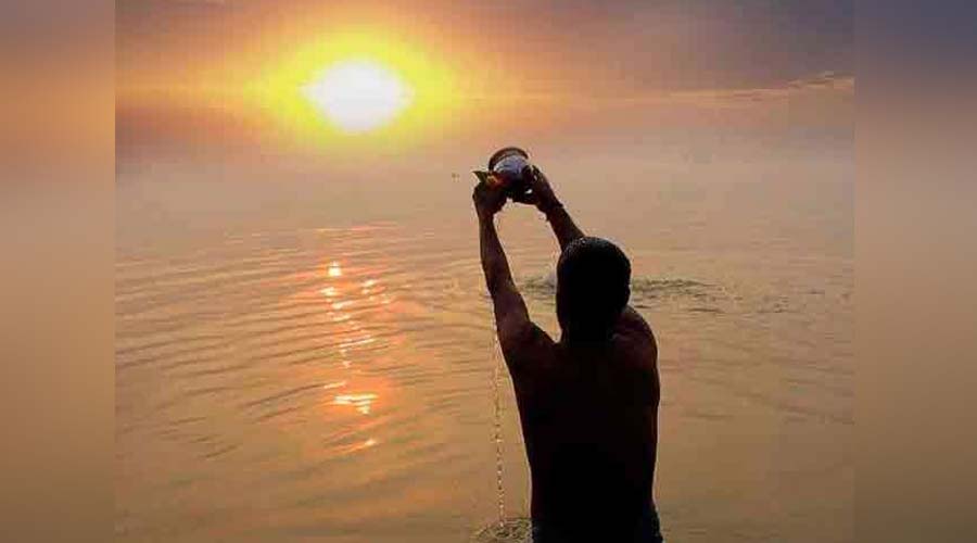 Ravivar Ke Upay: रविवार सुबह 5 मिनट करें ये आसान उपाय, सूर्यदेव की कृपा से मिलेगी सुख-समृद्धि