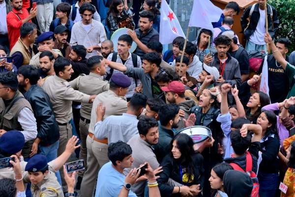 शिमला में क्रमिक भूख हड़ताल के दौरान एसएफआई कार्यकर्ताओं पर हमला, लाठीचार्ज भी किया