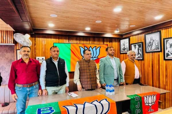 शिमला में भाजपा की विशेष बैठक, सुरेश भारद्वाज ने कांग्रेस सरकार पर साधा निशाना