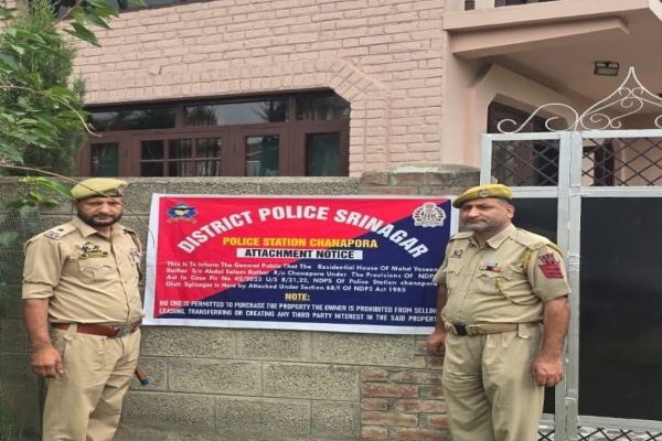 जम्मू-कश्मीर: श्रीनगर पुलिस की बड़ी कार्रवाई, ड्रग तस्करों की ₹5.60 करोड़ की संपत्तियां अटैच