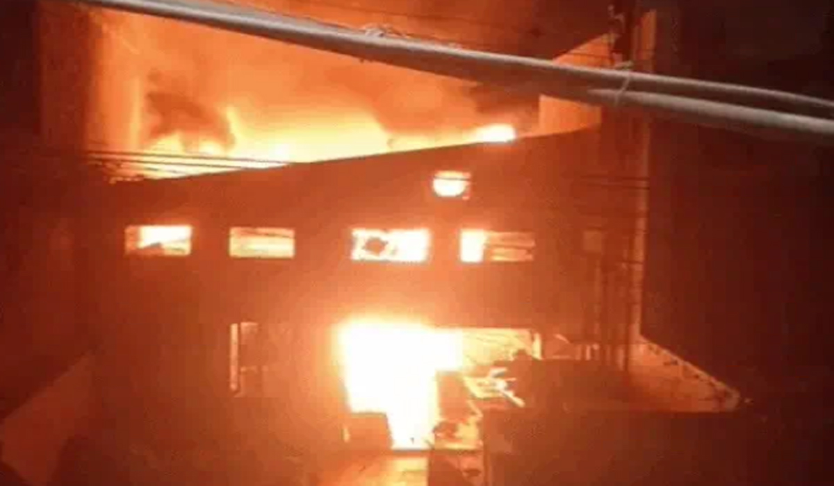Jalandhar की इस फैक्ट्री में लगी भीषण आग, लाखों का हुआ नुकसान; मौके पर पहुंची फायर ब्रिगेड