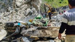 हिमाचल : कुल्लू से किलाड़ जा रहे वाहन पर गिरी चट्टानें, 13 की मौत