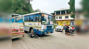 पालमपुर के नाल्टी पुल पर PRTC बस व स्कूटी की टक्कर, बाल-बाल बचा चालक