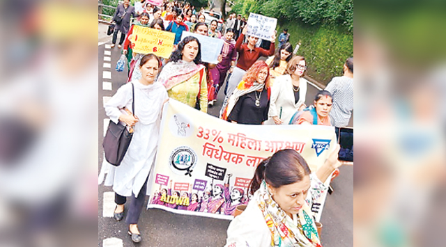 शिमला में महिलाओं द्वारा 33 फीसदी आरक्षण लागू करने को लेकर लोकभवन तक मार्च