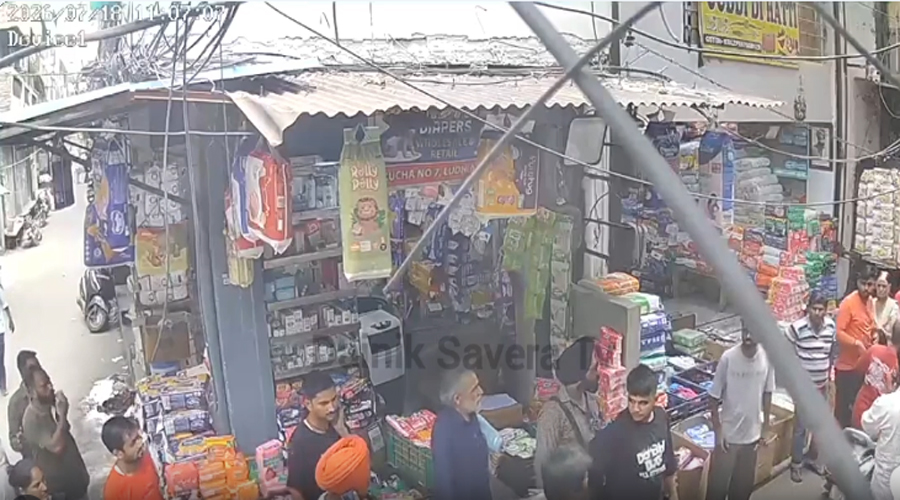 लुधियाना: दुकान के बाहर सामान रखने को लेकर दो पक्षों में मारपीट, CCTV में कैद हुई घटना