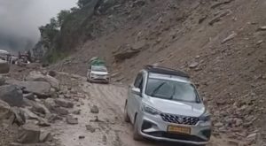 उत्तराखंड में मूसलधार बारिश का कहर, कई जिलों में रेड अलर्ट, स्कूल बंद और 100 से ज्यादा सड़कें ठप