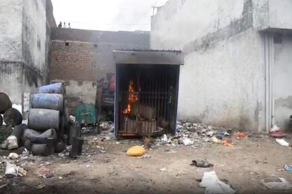 पंजाब: लुधियाना में शराब के ठेके का विरोध, गुस्साई भीड़ ने दुकान में लगाई आग