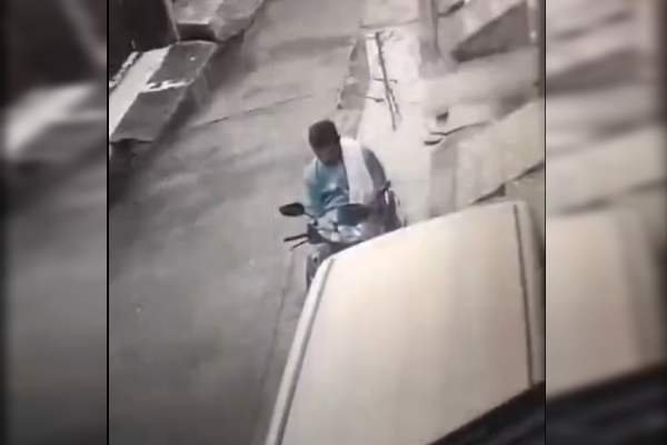 Punjab: अमृतसर में दिनदहाड़े एक्टिवा चोरी, CCTV में कैद हुई वारदात