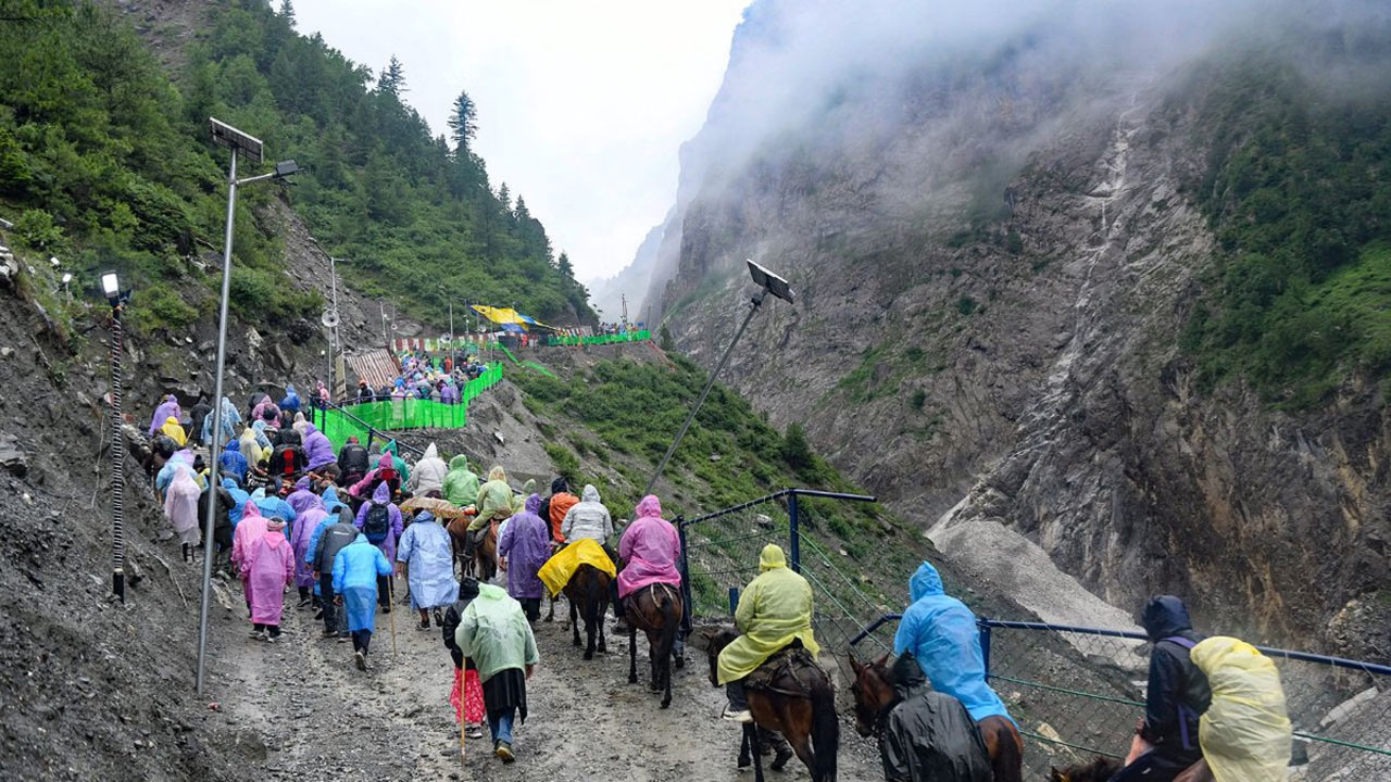 छह दिन बाद फिर शुरू हुई श्री अमरनाथ यात्रा,  6,269 श्रद्धालुओं का नया जत्था रवाना, सुरक्षा के कड़े प्रबंध
