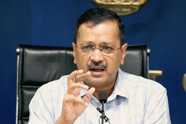 पेट्रोल-डीजल के दाम घटाने की मांग, केजरीवाल बोले- तेल कंपनियों को फायदा पहुंचा रही मोदी सरकार