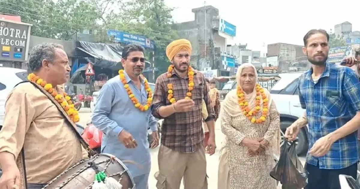 7 रुपये की लॉटरी ने बदल दी किस्मत, 15 लाख के कर्ज में डूबे युवक को मिला 1 करोड़ रुपये का इनाम
