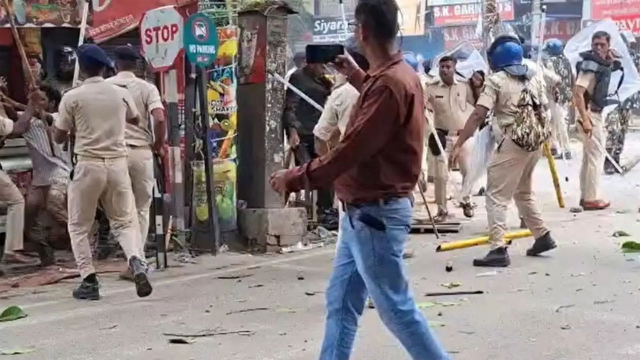 बिहार में छात्रों के प्रदर्शन में भारी बवाल, कई पुलिसकर्मी घायल, इंटरनेट बंद