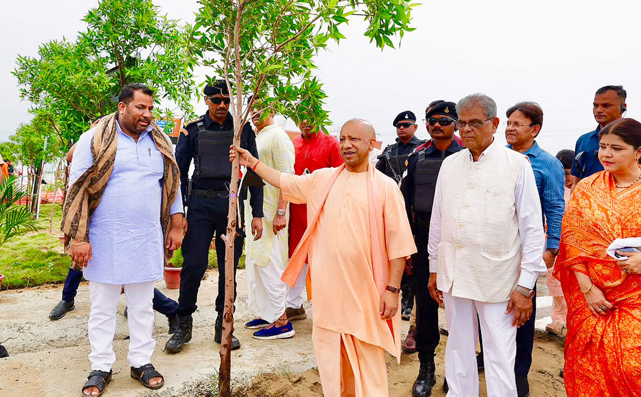 पर्यावरण संरक्षण केवल सरकारी कार्यक्रम नहीं, आने वाली पीढ़ियों के सुरक्षित भविष्य का राष्ट्रीय दायित्व : सीएम योगी