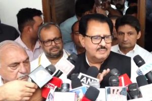 पहली बार मुख्यालय पहुंचे कांग्रेस प्रभारी, बोले-सड़कों पर करेंगे संघर्ष