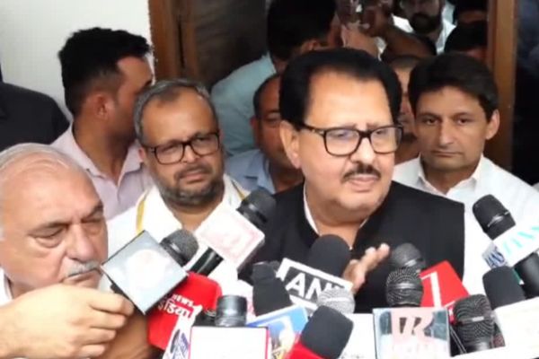 पहली बार मुख्यालय पहुंचे कांग्रेस प्रभारी, बोले-सड़कों पर करेंगे संघर्ष