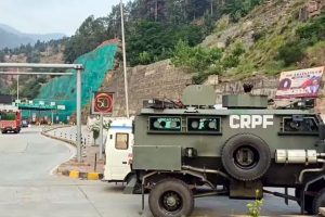 crpf-vehicle-overturns-near-sonamarg-tunnel