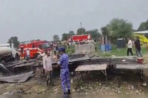 Gujarat: पटाखा फैक्ट्री में भीषण आग लगने से 8 लोगों की मौत, 15 घायल; धमाकों से दहल उठा इलाका