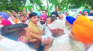 ट्रेड डील के विरोध में दिल्ली जा रहे किसानों को बसताड़ा टोल पर रोका