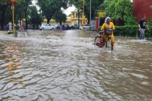 हिमाचल में बारिश से नदियां उफान पर, यमुना-मारकंडा ने बढ़ाई चिंता