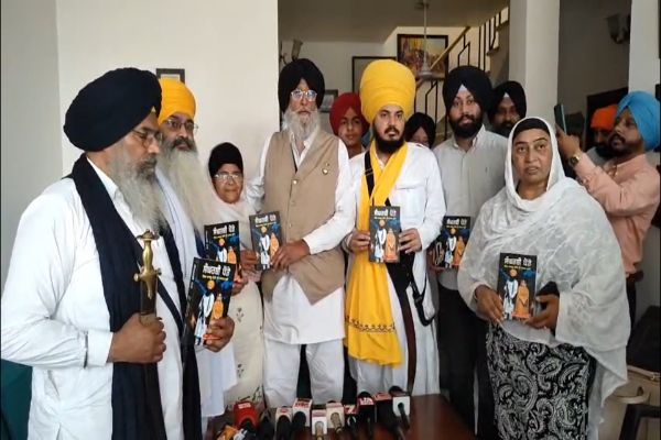 सिख इतिहास पर किताब का स्वागत, केंद्र सरकार पर साधा निशाना 