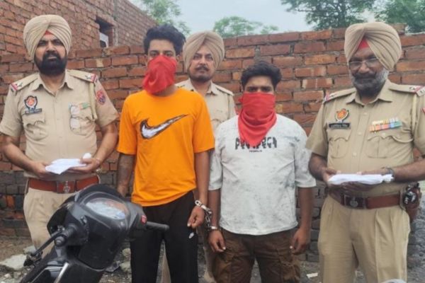 हत्या की कोशिश के मामले में दो गिरफ्तार, दो विदेशी पिस्तौल और कारतूस पकड़े