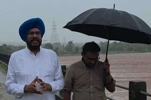 पंजाब में बाढ़ अलर्ट: उज्ज बैराज पर पहुंचे कुलदीप धालीवाल
