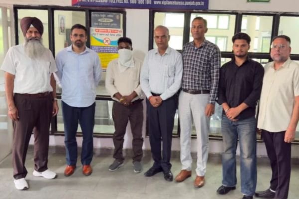 आबकारी विभाग के सीनियर असिस्टेंट रिश्वत लेते गिरफ्तार
