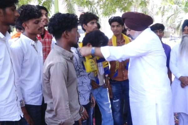 आम आदमी पार्टी को बढ़त, 50 परिवार ‘आप’ में शामिल