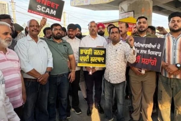 पेपर लीक-विद्यार्थियों पर अत्याचार के विरोध में कांग्रेस का प्रदर्शन
