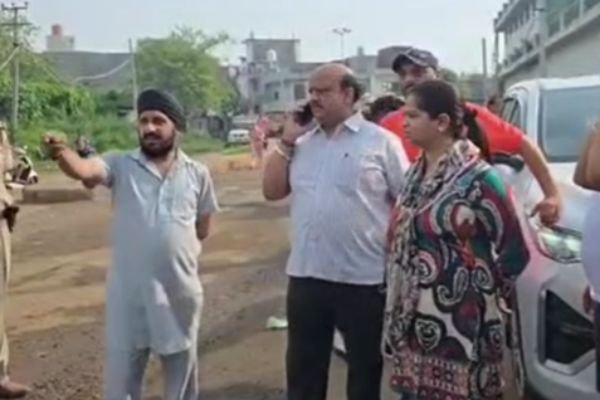 मेयर ने 100 फीट रोड, शेरपुर चौक का लिया जायजा, हटवाया कूड़े का ढेर