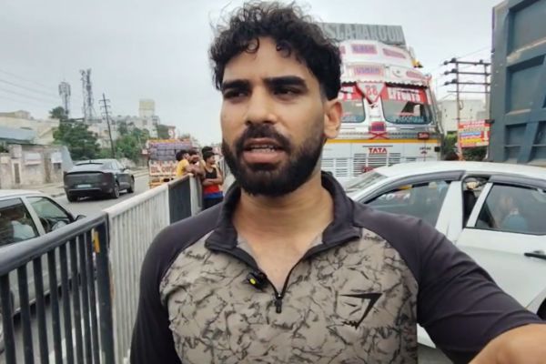 National Highway पर ट्रक और कार की टक्कर, बाल-बाल बचा परिवार