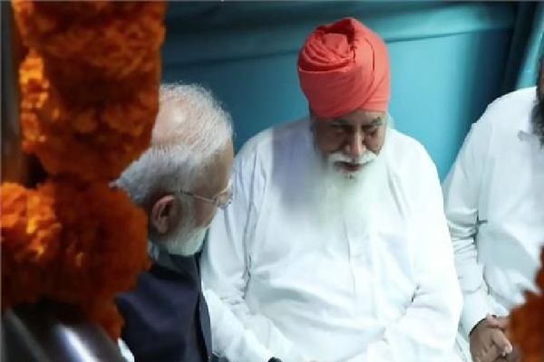 पीएम मोदी दौरा : देश को सौंपे 75 स्टेशन, नई ट्रेन और एक्सप्रेसवे भी मिले