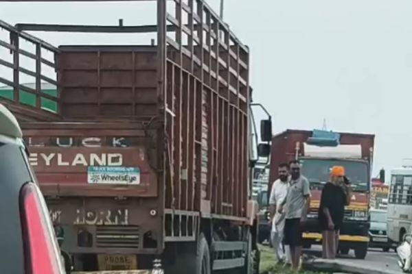 Flyover पर ट्रक और कार की टक्कर, लगा लंबा जाम