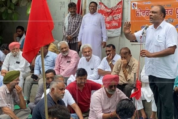सफाईकर्मियों के समर्थन में कांग्रेसी, पुलिस वालों पर केस दर्ज कराने की मांग