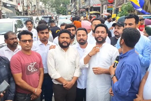 पेपर लीक पर आप का प्रदर्शन, कहा शिक्षामंत्री पहले दे देते इस्तीफा