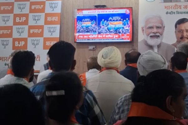 कार्यकर्ताओं ने सुना “मन की बात” का 136वां एपिसोड