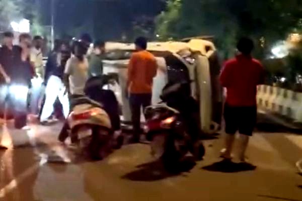 पत्नी को सिखा रहा था कार, दंपति हादसे का शिकार