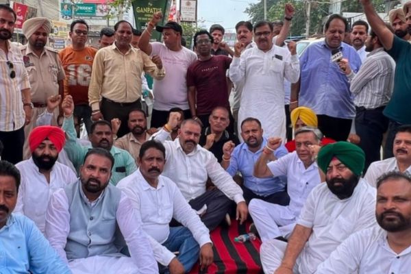 भगवान वाल्मीकि चौक पर धरना सरकार के खिलाफ प्रदर्शन