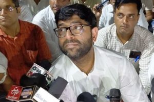 जजपा का विरोध : लाठीचार्ज के खिलाफ धरने पर बैठे दिग्विजय चौटाला