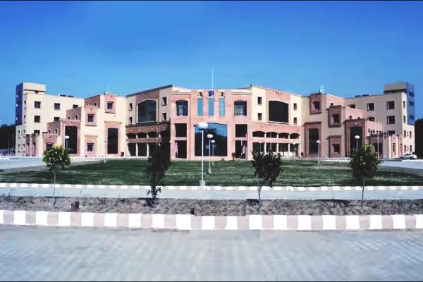यूथ अकाली दल का यूनिवर्सिटी के बाहर प्रदर्शन