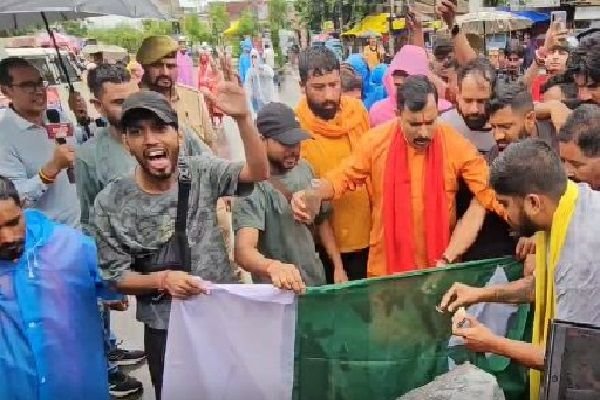 राष्ट्रीय बजरंग दल का पाक के खिलाफ प्रदर्शन, पुलिस जवान को श्रद्धांजलि