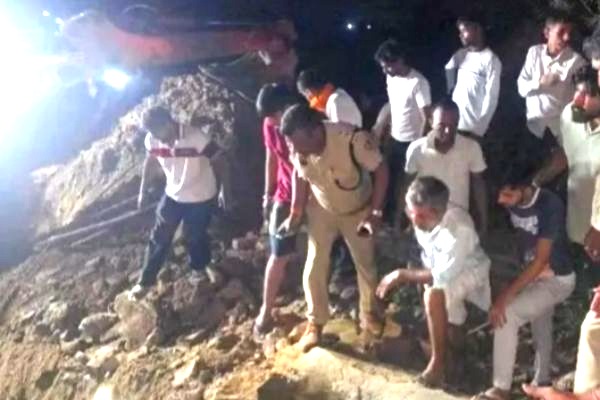 बछड़े को बचाने उतरे तीन, 150 साल पुराना कुआं निगल गया 4 जिंदगियां