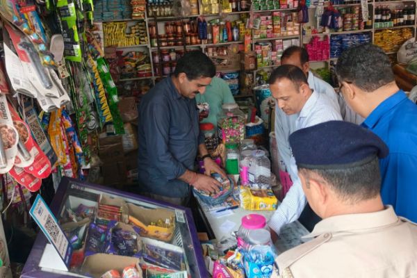 छापामारी : 23 दुकानदारों, ढाबा मालिकों को 4600 रुपये जुर्माना