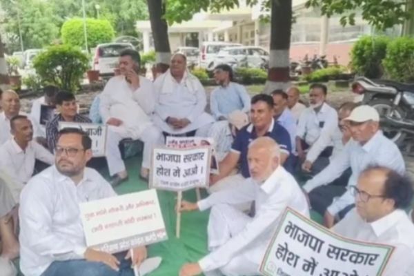छात्रों पर लाठीचार्ज के विरोध में पंचकूला में प्रदर्शन, राष्ट्रपति को भेजा ज्ञापन