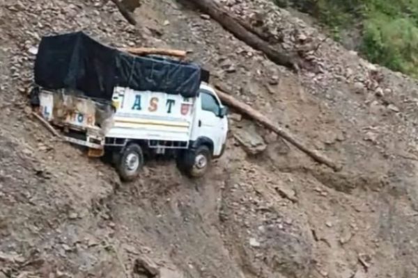चंबा में पहाड़ टूटा, बही सड़क… मलबे में फंसा वाहन, बचे सवार