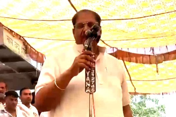 चानौत धरने पर पहुंचे अजय चौटाला, दे गए विवादित बयान