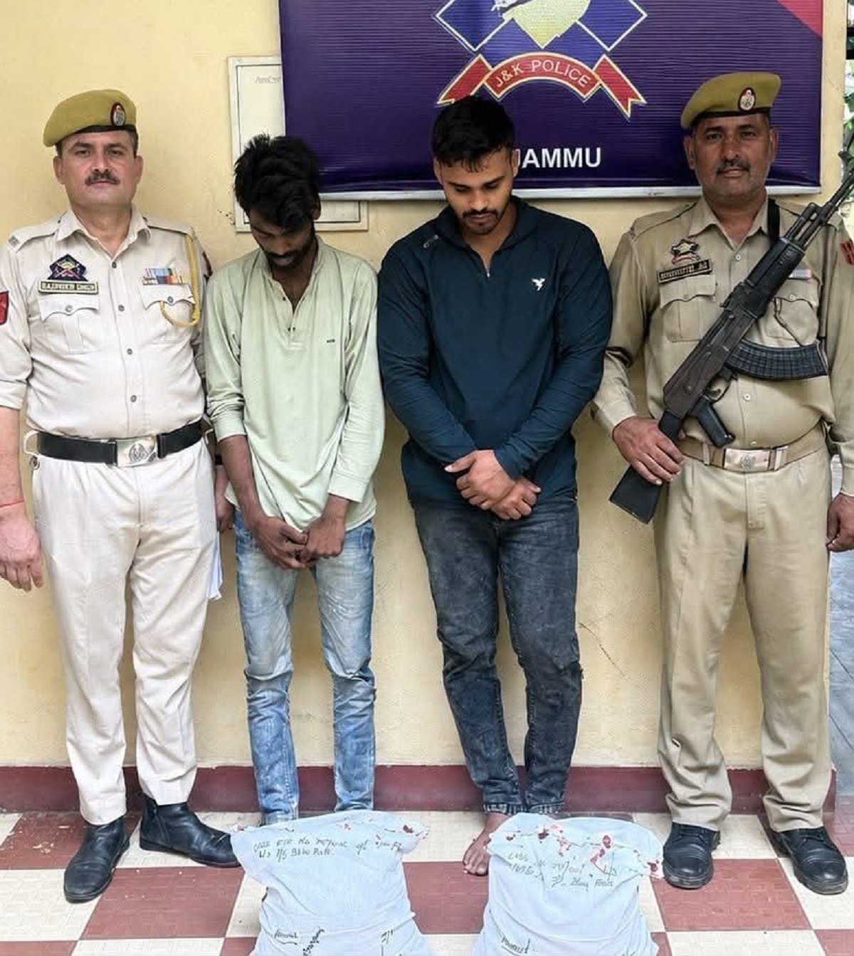 जम्मू में बहु फोर्ट पुलिस ने 5 Kg गांजा के साथ दो लोगों को किया गिरफ्तार