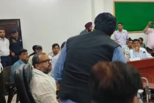 दिशा बैठक में हंगामा, भड़के कार्तिकेय, बीच में छोड़ी मीटिंग